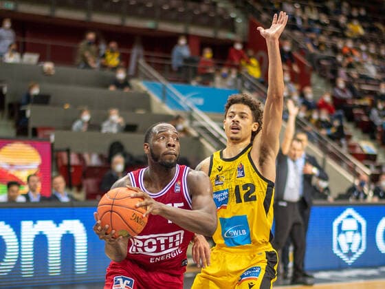 Jalon Demarco Miller JobStairs Giessen 46ers, 15 , Jonah Radebaugh MHP Riesen Ludwigsburg, 12 , GER, MHP Riesen Ludwigsburg vs JobStairs Giessen 46ers, Basketball, Bundesliga, easycredit, 14 Spieltag, Spielzeit 2021 2022, 29 12 2021, GER, MHP Riesen Ludwigsburg vs JobStairs Giessen 46ers, Basketball, Bundesliga, easycredit, 14 Spieltag, Spielzeit 2021 2022, 29 12 2021 Ludwigsburg Copyright: xEibner-Pressefoto SaschaxWaltherx EP_EER