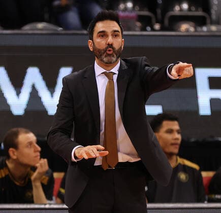 Bonn, Germany, 29 12 2021, Telekom Dome, Basketball, BBL, 14 Matchday, Telekom Baskets Bonn vs Basketball Löwen Braunschweig Headcoach Jesus Ramirez Braunschweig