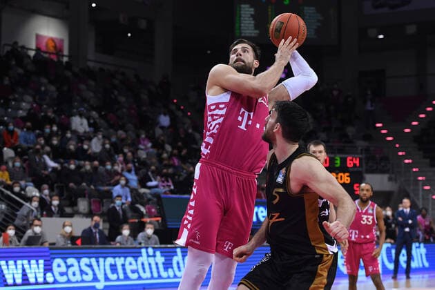 Basketball Men easyCredit BBL 14 Spieltag Telekom Baskets Bonn Basketball Löwen Braunschweig on 29 12 2021 at the Telekom Dome in Bonn Leon Kratzer Bonn , back Owen Klassen Braunschweig , front xRx