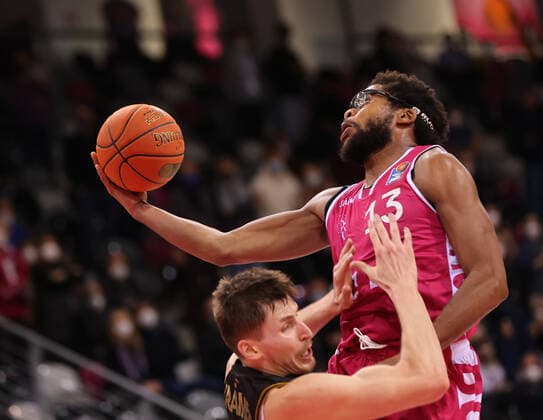 Bonn, Germany, 29 12 2021, Telekom Dome, Basketball, BBL, 14 Spieltag, Telekom Baskets Bonn vs Basketball Löwen Braunschweig David Kraemer Braunschweig , Javontae Hawkins Bonn