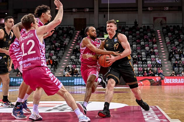 easyCredit BBL, Telekom Baskets Bonn vs Basketball Loewen Braunschweig, 29 12 2021 Parker Jackson Cartwright Telekom Baskets Bonn 33 , Ondrej Sehnal Basketball Loewen Braunschweig 19 , easyCredit BBL, Telekom Baskets Bonn vs Basketball Loewen Braunschweig on 29 12 2021 at Telekom Dome Bonn, Bonn Nordrhein Westfalen Copyright: xBEAUTIFULxSPORTS Mueller-Laschetx