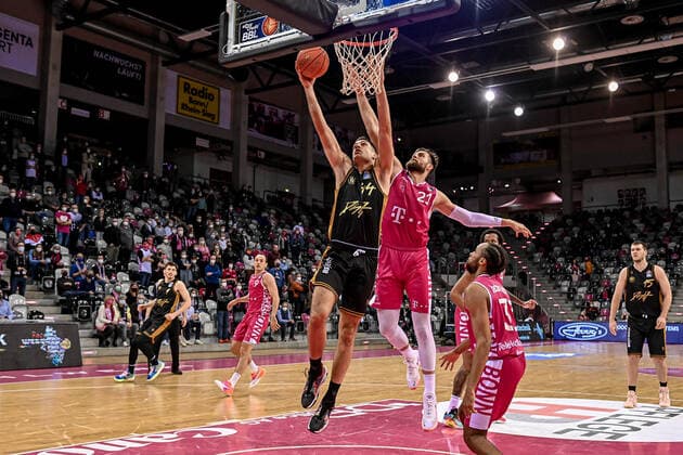 easyCredit BBL, Telekom Baskets Bonn vs Basketball Loewen Braunschweig, 29 12 2021 Benedikt Turudic Basketball Loewen Braunschweig 44 , Leon Kratzer Telekom Baskets Bonn 21 , easyCredit BBL, Telekom Baskets Bonn vs Basketball Loewen Braunschweig on 29 12 2021 at the Telekom Dome Bonn, Bonn Nordrhein Westfalen Copyright: xBEAUTIFULxSPORTS Mueller-Laschetx
