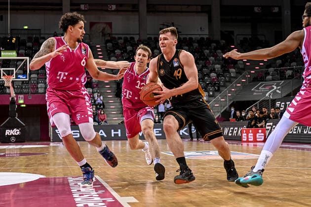 easyCredit BBL, Telekom Baskets Bonn vs Basketball Loewen Braunschweig, 29 12 2021 Ondrej Sehnal Basketball Loewen Braunschweig 19 , easyCredit BBL, Telekom Baskets Bonn vs Basketball Loewen Braunschweig on 29 12 2021 at Telekom Dome Bonn, Bonn Nordrhein Westfalen Copyright: xBEAUTIFULxSPORTS Mueller-Laschetx
