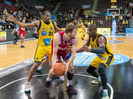 Tremmell Darden MHP Riesen Ludwigsburg 21 , Kilian Matthias Binapfl JobStairs Giessen 46ers, 12 , Yorman Polas Bartolo MHP Riesen Ludwigsburg, 13 , GER, MHP Riesen Ludwigsburg vs JobStairs Giessen 46ers, basketball, Bundesliga, easycredit, 14 Spieltag, Spielzeit 2021 2022, 29 12 2021, GER, MHP Riesen Ludwigsburg vs JobStairs Giessen 46ers, basketball, Bundesliga, easycredit, 14 Spieltag, Spielzeit 2021 2022, 29 12 2021 Ludwigsburg Copyright: xEibner-Pressefoto SaschaxWaltherx EP_EER