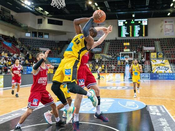 Tremmell Darden MHP Riesen Ludwigsburg 21 , Kilian Matthias Binapfl JobStairs Giessen 46ers, 12 , Yorman Polas Bartolo MHP Riesen Ludwigsburg, 13 , GER, MHP Riesen Ludwigsburg vs JobStairs Giessen 46ers, basketball, Bundesliga, easycredit, 14 Spieltag, Spielzeit 2021 2022, 29 12 2021, GER, MHP Riesen Ludwigsburg vs JobStairs Giessen 46ers, basketball, Bundesliga, easycredit, 14 Spieltag, Spielzeit 2021 2022, 29 12 2021 Ludwigsburg Copyright: xEibner-Pressefoto SaschaxWaltherx EP_EER