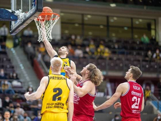 Jacob Patrick MHP Riesen Ludwigsburg, 02 , Jonas Wahlfarth Bottermann MHP Riesen Ludwigsburg, 18 , John Bryant JobStairs Giessen 46ers, 54 , GER, MHP Riesen Ludwigsburg vs JobStairs Giessen 46ers, Basketball, Bundesliga, easycredit, 14 Spieltag, Spielzeit 2021 2022, 29 12 2021, GER, MHP Riesen Ludwigsburg vs JobStairs Giessen 46ers, Basketball, Bundesliga, easycredit, 14 Spieltag, Spielzeit 2021 2022, 29 12 2021 Ludwigsburg Copyright: xEibner-Pressefoto SaschaxWaltherx EP_EER
