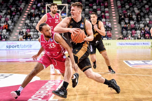 easyCredit BBL, Telekom Baskets Bonn vs Basketball Loewen Braunschweig, 29 12 2021 Parker Jackson Cartwright Telekom Baskets Bonn 33 , Ondrej Sehnal Basketball Loewen Braunschweig 19 , easyCredit BBL, Telekom Baskets Bonn vs Basketball Loewen Braunschweig on 29 12 2021 at Telekom Dome Bonn, Bonn Nordrhein Westfalen Copyright: xBEAUTIFULxSPORTS Mueller-Laschetx
