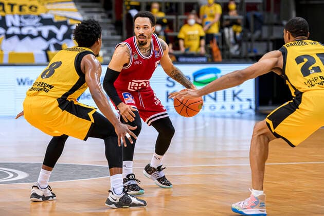 Ludwigsburg, Germany 29 December 2021 BBL 21 22 MHP Riesen Ludwigsburg vs Jobstairs Giessen 46ers v li James Woodard Ludwigsburg , Kyan Anderson Giessen Ludwigsburg MHP Arena Baden Württemberg Germany.