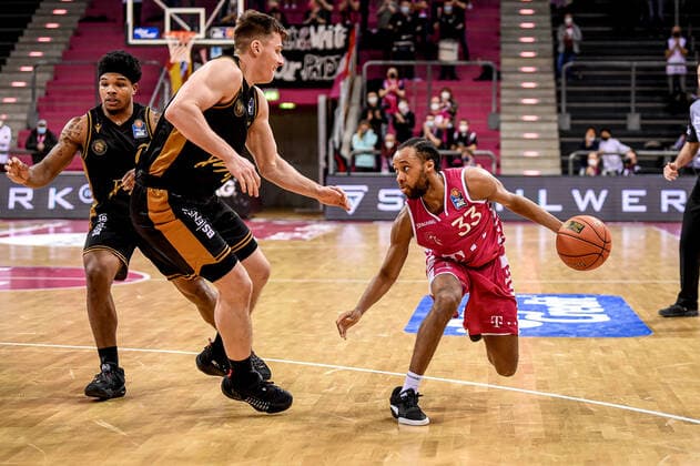 easyCredit BBL, Telekom Baskets Bonn vs Basketball Loewen Braunschweig, 29 12 2021 Parker Jackson Cartwright Telekom Baskets Bonn 33 , easyCredit BBL, Telekom Baskets Bonn vs Basketball Loewen Braunschweig on 29 12 2021 at Telekom Dome Bonn, Bonn Nordrhein Westfalen Copyright: xBEAUTIFULxSPORTS Mueller-Laschetx