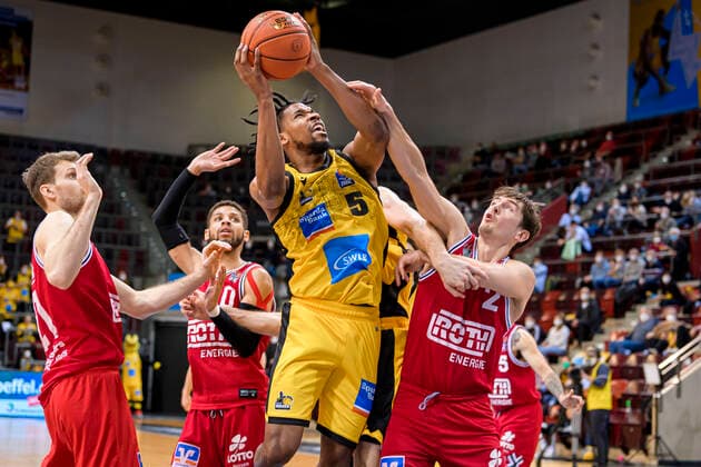 Ludwigsburg, Germany 29 December 2021 BBL 21 22 MHP Riesen Ludwigsburg vs Jobstairs Giessen 46ers v li Florian Koch Giessen , Justin Simon Ludwigsburg , Dennis Daniel Nawrocki Giessen Ludwigsburg MHP Arena Baden Württemberg Germany