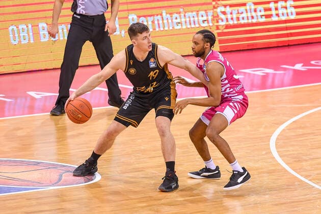 easyCredit BBL, Telekom Baskets Bonn vs Basketball Loewen Braunschweig, 29 12 2021 Ondrej Sehnal Basketball Loewen Braunschweig, 19 , Parker Jackson Cartwright Telekom Baskets Bonn, 33 , easyCredit BBL, Telekom Baskets Bonn vs Basketball Loewen Braunschweig on 29 12 2021 at Telekom Dome Bonn, Bonn Nordrhein Westfalen Copyright: xBEAUTIFULxSPORTS Mueller-Laschetx