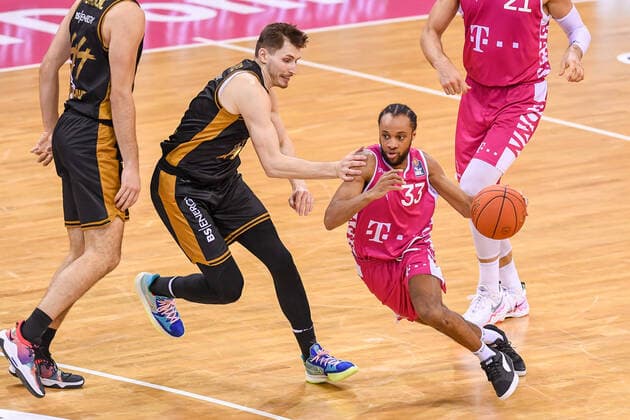 easyCredit BBL, Telekom Baskets Bonn vs Basketball Loewen Braunschweig, 29 12 2021 Parker Jackson Cartwright Telekom Baskets Bonn, 33 , David Krämer Basketball Löwen Braunschweig, 1 , easyCredit BBL, Telekom Baskets Bonn vs Basketball Loewen Braunschweig on 29 12 2021 at Telekom Dome Bonn, Bonn Nordrhein Westfalen Copyright: xBEAUTIFULxSPORTS Mueller-Laschetx