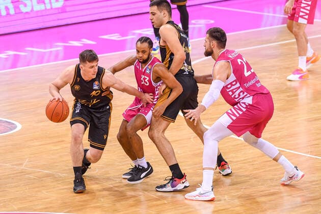 easyCredit BBL, Telekom Baskets Bonn vs Basketball Loewen Braunschweig, 29 12 2021 Ondrej Sehnal Basketball Löwen Braunschweig, 19 , Parker Jackson Cartwright Telekom Baskets Bonn, 33 , Leon Kratzer Telekom Baskets Bonn, 21 , easyCredit BBL, Telekom Baskets Bonn vs Basketball Loewen Braunschweig on 29 12 2021 at Telekom Dome Bonn, Bonn Nordrhein Westfalen Copyright: xBEAUTIFULxSPORTS Mueller-Laschetx
