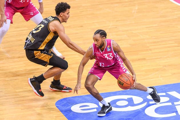 easyCredit BBL, Telekom Baskets Bonn vs Basketball Loewen Braunschweig, 29 12 2021 Parker Jackson Cartwright Telekom Baskets Bonn, 33 , Brandon Tischler Basketball Löwen Braunschweig, 13 , easyCredit BBL, Telekom Baskets Bonn vs Basketball Loewen Braunschweig on 29 12 2021 at Telekom Dome Bonn, Bonn Nordrhein Westfalen Copyright: xBEAUTIFULxSPORTS Mueller-Laschetx