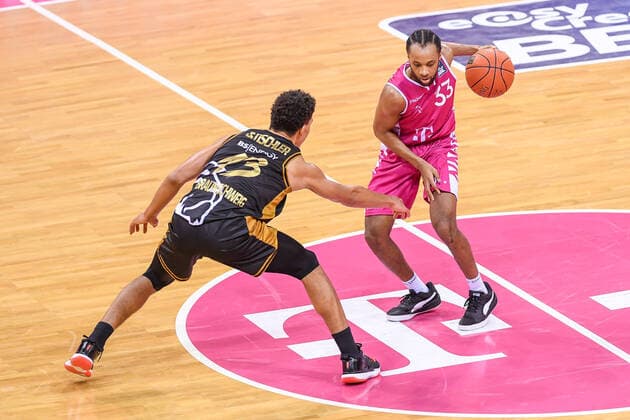 easyCredit BBL, Telekom Baskets Bonn vs Basketball Loewen Braunschweig, 29 12 2021 Parker Jackson Cartwright Telekom Baskets Bonn, 33 , Brandon Tischler Basketball Löwen Braunschweig, 13 , easyCredit BBL, Telekom Baskets Bonn vs Basketball Loewen Braunschweig on 29 12 2021 at Telekom Dome Bonn, Bonn Nordrhein Westfalen Copyright: xBEAUTIFULxSPORTS Mueller-Laschetx