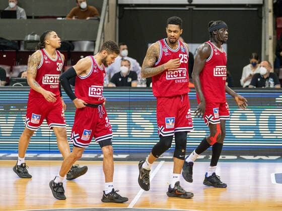 Giessen, is disappointed disappointed, dissatisfied, Timeric Dejaun Williams Jr JobStairs Giessen 46ers, 30 , Phillip Fayne II JobStairs Giessen 46ers, 25 , Nuni Omot JobStairs Giessen 46ers, 01 , Dennis Nawrocki JobStairs Giessen 46ers, 02 , GER, MHP Riesen Ludwigsburg vs JobStairs Giessen 46ers, Basketball, Bundesliga, easycredit, 14 Spieltag, Spielzeit 2021 2022, 29 12 2021, GER, MHP Riesen Ludwigsburg vs JobStairs Giessen 46ers, Basketball, Bundesliga, easycredit, 14 Spieltag, Spielzeit 2021 2022, 29 12 2021 Ludwigsburg Copyright: xEibner-Pressefoto SaschaxWaltherx EP_EER