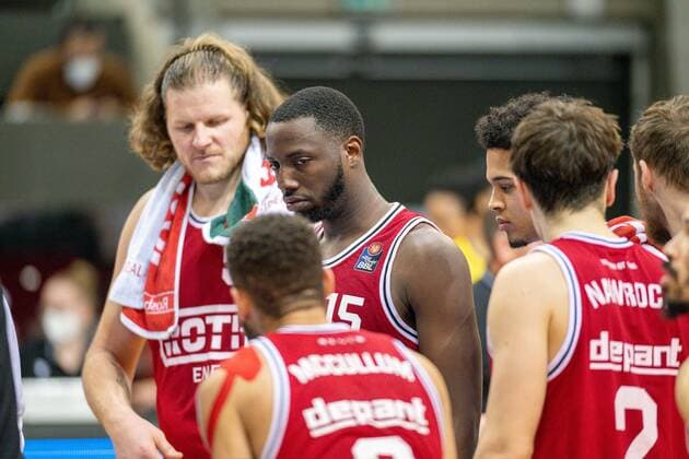 John Bryant JobStairs Giessen 46ers, 54 , Jalon Demarco Miller JobStairs Giessen 46ers, 15 , Dennis Nawrocki JobStairs Giessen 46ers, 02 , is disappointed disappointed, dissatisfied, GER, MHP Riesen Ludwigsburg vs JobStairs Giessen 46ers, Basketball, Bundesliga, easycredit, 14 Spieltag, Spielzeit 2021 2022, 29 12 2021, GER, MHP Riesen Ludwigsburg vs JobStairs Giessen 46ers, Basketball, Bundesliga, easycredit, 14 Spieltag, Spielzeit 2021 2022, 29 12 2021 Ludwigsburg Copyright: xEibner-Pressefoto SaschaxWaltherx EP_EER