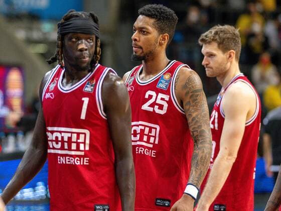 Nuni Omot JobStairs Giessen 46ers, 01 , Phillip Fayne II JobStairs Giessen 46ers, 25 , Florian Koch JobStairs Giessen 46ers, 21 , is disappointed disappointed, dissatisfied, GER, MHP Riesen Ludwigsburg vs JobStairs Giessen 46ers, Basketball, Bundesliga, easycredit, 14 Spieltag, Spielzeit 2021 2022, 29 12 2021, GER, MHP Riesen Ludwigsburg vs JobStairs Giessen 46ers, Basketball, Bundesliga, easycredit, 14 Spieltag, Spielzeit 2021 2022, 29 12 2021 Ludwigsburg Copyright: xEibner-Pressefoto SaschaxWaltherx EP_EER
