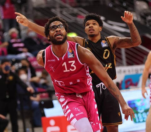 Bonn, Germany, 29 12 2021, Telekom Dome, Basketball, BBL, 14 Matchday, Telekom Baskets Bonn vs Basketball Löwen Braunschweig Javontae Hawkins Bonn , Tookie Brown Braunschweig