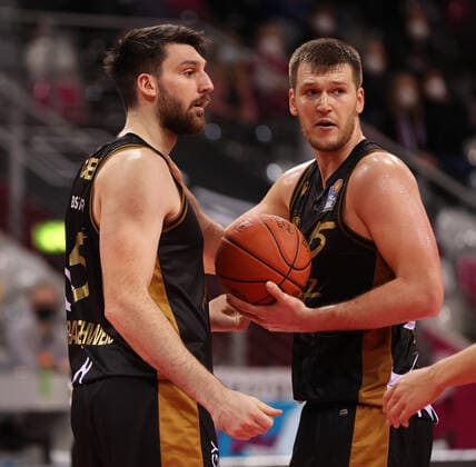 Bonn, Germany, 29 12 2021, Telekom Dome, basketball, BBL, 14 matchday, Telekom Baskets Bonn vs Basketball Löwen Braunschweig Owen Klassen Braunschweig , Martin Peterka Braunschweig