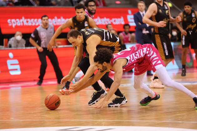 Bonn, Germany, 29 12 2021, Telekom Dome, Basketball, BBL, 14 matchday, Telekom Baskets Bonn vs Basketball Löwen Braunschweig Robin Amaize Braunschweig , Jeremy Morgan Bonn