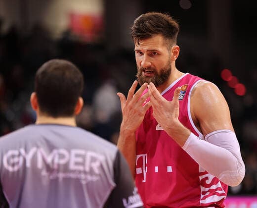 Bonn, Germany, 29 12 2021, Telekom Dome, basketball, BBL, 14 matchday, Telekom Baskets Bonn vs Basketball Löwen Braunschweig Leon Kratzer Bonn