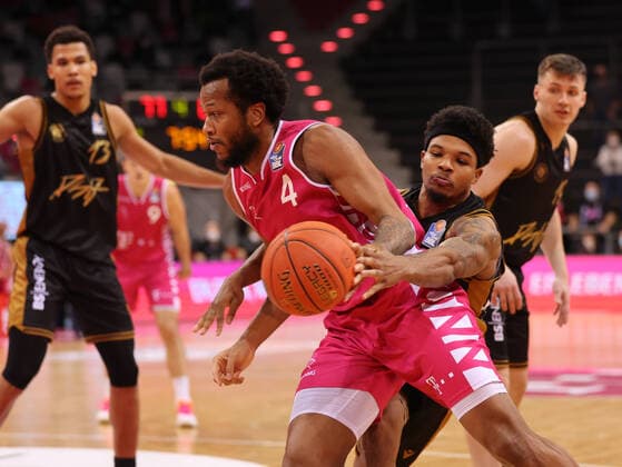 Bonn, Germany, 29 12 2021, Telekom Dome, Basketball, BBL, 14 matchday, Telekom Baskets Bonn vs Basketball Löwen Braunschweig Justin Gorham Bonn , Tookie Brown Braunschweig