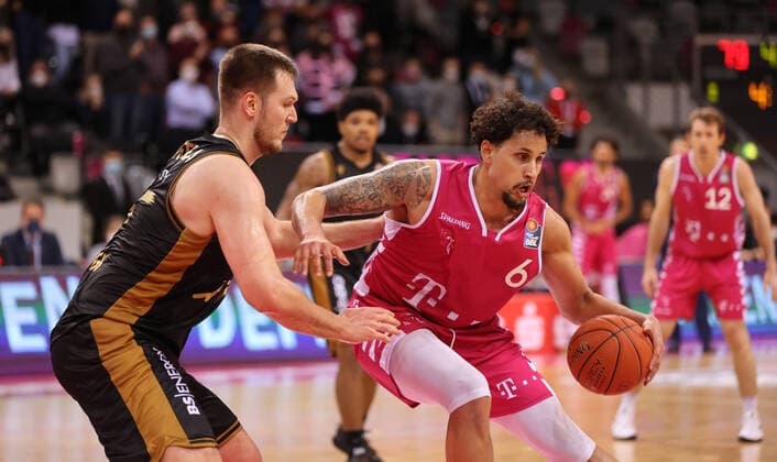 Bonn, Germany, 29 12 2021, Telekom Dome, basketball, BBL, 14 matchday, Telekom Baskets Bonn vs Basketball Löwen Braunschweig Martin Peterka Braunschweig , Michael Kessens Bonn