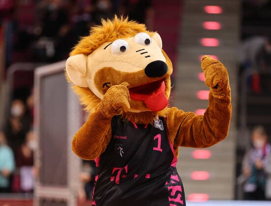 Bonn, Germany, 29 12 2021, Telekom Dome, basketball, BBL, 14 match day, Telekom Baskets Bonn vs Basketball Löwen Braunschweig mascot Bonni Bonn cheers