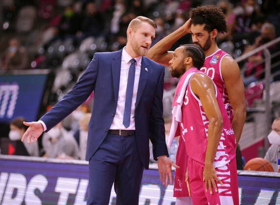 Coach Tuomas Iisalo, Parker Jackson Cartwright, Jeremy Morgan Telekom Baskets Bonn vs Basketball Löwen Braunschweig easyCredit BBL 1 Bundesliga , 2021 2022 season , Main Round Matchday 14.