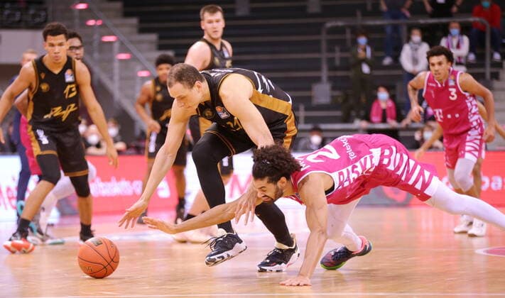 Jeremy Morgan Telekom Baskets Bonn vs Robin Amaizae Basketball Löwen Braunschweig , on the floor easyCredit BBL 1 Bundesliga , season 2021 2022 , main round 14 matchday