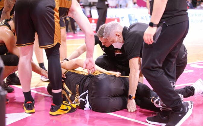 Injured on Bioen Robin Amaize Basketball Löwen Braunschweig vs Telekom Baskets Bonn easyCredit BBL 1 Bundesliga , 2021 2022 season , Hauptrunde 14 Spieltag