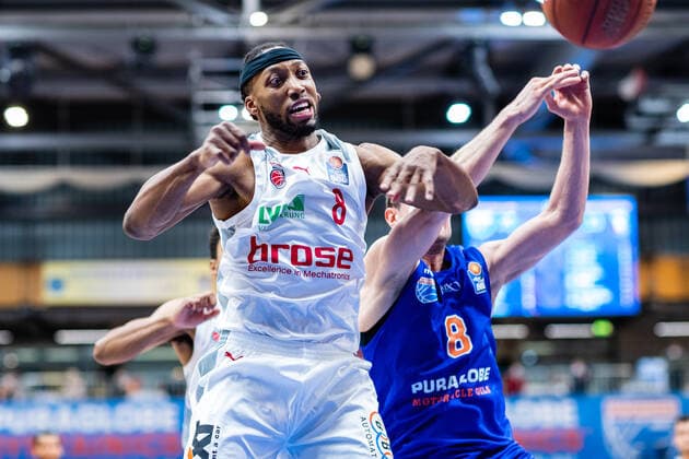 BB 1BL Syntainics MBC Brose Bamberg Akil Mitchell 8 Brose Bamberg during the match Season 2021 2022 Men in the EasyCredit Bundesliga between Syntainics MBC and Brose Bamberg at Stadthalle Weissenfels on 29 December 2021 in Weissenfels, Sachsen Anhalt, Germany