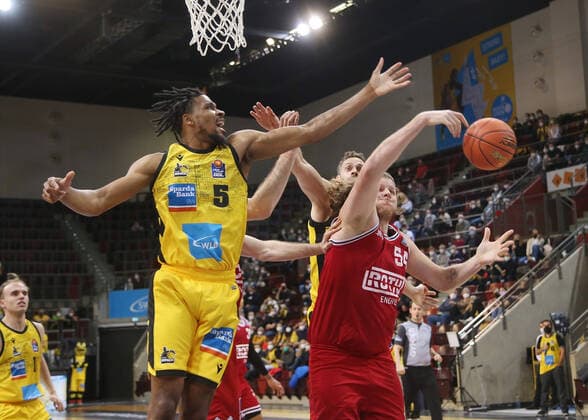 V li Justin Simon Riesen , John Bryant Giessen MHP Riesen Ludwigsburg vs Giessen 46ers Basketball Bundesliga 2021 2022 Ludwigsburg , GER, 29 12 2021,