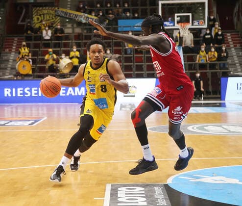 V li Jonah Radebaugh Riesen , Nuni Omot Giessen MHP Riesen Ludwigsburg vs Giessen 46ers Basketball Bundesliga 2021 2022 Ludwigsburg , GER, 29 12 2021,
