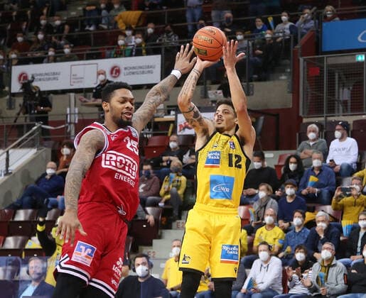 V li Phillip Fayne II Giessen , Jonah Radebaugh Riesen MHP Riesen Ludwigsburg vs Giessen 46ers Basketball Bundesliga 2021 2022 Ludwigsburg , GER, 29 12 2021,