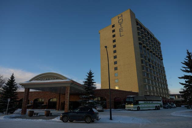 211229 Exterior view of Cambridge Red Deer Hotel where teams have been staying during the 2022 IIHF World Junior Championship, on December 29, 2021 in Red Deer Photo Joel Marklund BILDBYRAN kod JM JM0252 bbeng ishockey ice hockey jvm junior vm u20 2022 iihf world junior championship world juniors training practice training sweden sweden hotel exterior,  Copyright: JOELxMARKLUND BB211229JM045