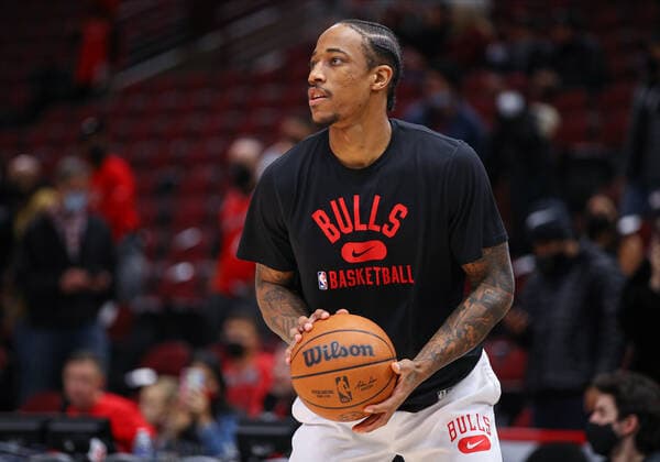 CHICAGO, IL - DECEMBER 29: Chicago Bulls Forward DeMar DeRozan (11) in action before a NBA, Basketball Herren, USA game between the Atlanta Hawks and the Chicago Bulls on December 29, 2021 at the United Center in Chicago, IL. (Photo by Melissa Tamez Icon Sportswire) NBA: DEC 29 Hawks at Bulls Icon2112290101