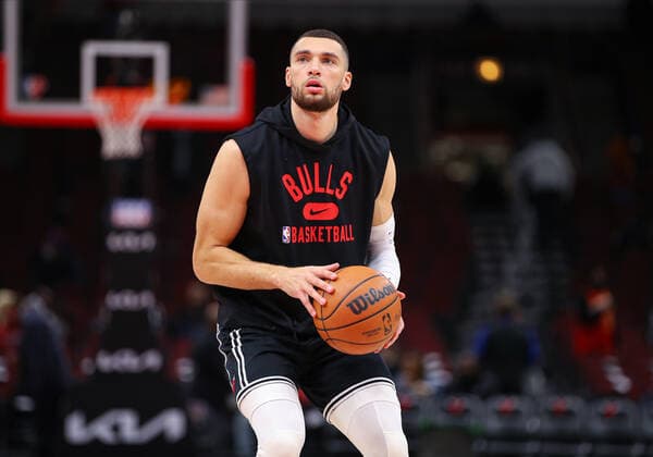 CHICAGO, IL - DECEMBER 29: Chicago Bulls Guard Zach LaVine (8) in action before a NBA, Basketball Herren, USA game between the Atlanta Hawks and the Chicago Bulls on December 29, 2021 at the United Center in Chicago, IL. (Photo by Melissa Tamez Icon Sportswire) NBA: DEC 29 Hawks at Bulls Icon2112290303
