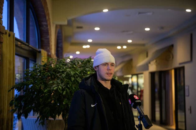 211229 Goaltender Jesper Wallstedt of Sweden is being interviewed after the 2022 IIHF World Junior Championship was cancelled due to the coronavirus pandemic on December 29, 2021 in Red Deer Photo Joel Marklund BILDBYRAN kod JM JM0253 bbeng ishockey ice hockey jvm junior vm u20 2022 iihf world junior championship world juniors sverige sweden covid 19,  Copyright: JOELxMARKLUND BB211229JM047