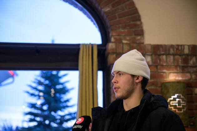 211229 Goaltender Jesper Wallstedt of Sweden is being interviewed after the 2022 IIHF World Junior Championship was cancelled due to the coronavirus pandemic on December 29, 2021 in Red Deer Photo Joel Marklund BILDBYRAN kod JM JM0253 bbeng ishockey ice hockey jvm junior vm u20 2022 iihf world junior championship world juniors sverige sweden covid 19,  Copyright: JOELxMARKLUND BB211229JM048