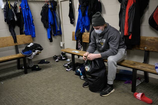 211229 Theodor Niederbach of Sweden looks dejected in the locker room after the 2022 IIHF World Junior Championship was cancelled due to the coronavirus pandemic on December 29, 2021 in Red Deer Photo Joel Marklund BILDBYRAN kod JM JM0253 bbeng ishockey ice hockey jvm junior vm u20 2022 iihf world junior championship world juniors sverige sweden covid 19 depp,  Copyright: JOELxMARKLUND BB211229JM051