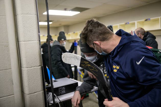 211229 Theodor Niederbach gets a hug from doctor Ryan Allenby of Sweden after the 2022 IIHF World Junior Championship was cancelled due to the coronavirus pandemic on December 29, 2021 in Red Deer Photo Joel Marklund BILDBYRAN kod JM JM0253 bbeng ishockey ice hockey jvm junior vm u20 2022 iihf world junior championship world juniors sverige sweden covid 19,  Copyright: JOELxMARKLUND BB211229JM052