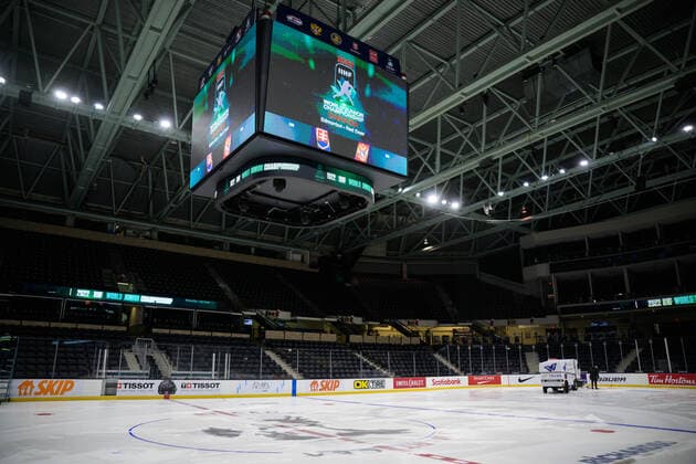 211229 Workers start to remove branding in Red Deer Centrium after the 2022 IIHF World Junior Championship was cancelled due to the coronavirus pandemic on December 29, 2021 in Red Deer Photo Joel Marklund BILDBYRAN kod JM JM0253 bbeng ishockey ice hockey jvm junior vm u20 2022 iihf world junior championship world juniors sverige sweden covid 19 arena interiör,  Copyright: JOELxMARKLUND BB211229JM053