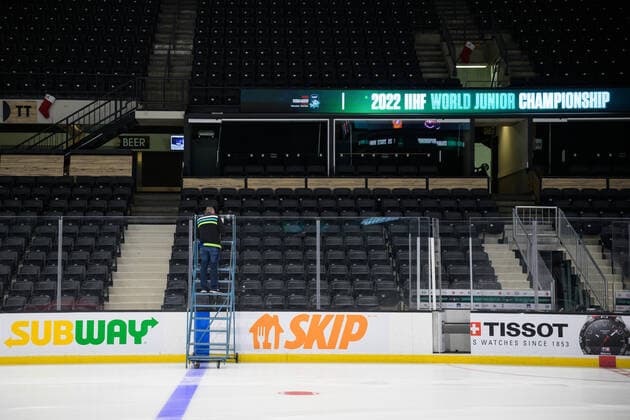 211229 Workers start to remove branding in Red Deer Centrium after the 2022 IIHF World Junior Championship was cancelled due to the coronavirus pandemic on December 29, 2021 in Red Deer Photo Joel Marklund BILDBYRAN kod JM JM0253 bbeng ishockey ice hockey jvm junior vm u20 2022 iihf world junior championship world juniors sverige sweden covid 19 arena interiör,  Copyright: JOELxMARKLUND BB211229JM054