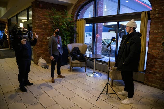 211229 Goaltender Jesper Wallstedt of Sweden is being interviewed after the 2022 IIHF World Junior Championship was cancelled due to the coronavirus pandemic on December 29, 2021 in Red Deer Photo Joel Marklund BILDBYRAN kod JM JM0253 bbeng ishockey ice hockey jvm junior vm u20 2022 iihf world junior championship world juniors sverige sweden covid 19,  Copyright: JOELxMARKLUND BB211229JM056