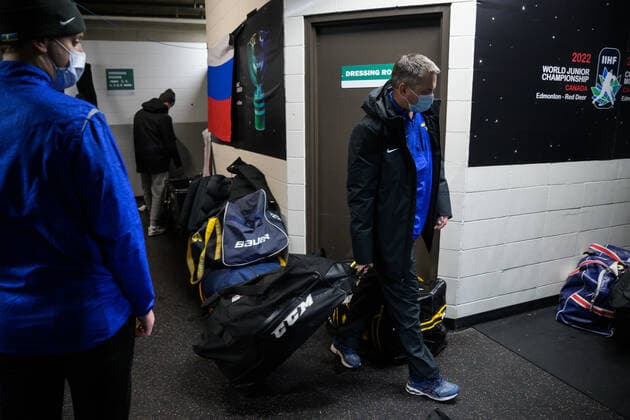 211229 Head coach Tomas MontÃ n of Sweden looks dejected after the 2022 IIHF World Junior Championship was cancelled due to the coronavirus pandemic on December 29, 2021 in Red Deer Photo Joel Marklund BILDBYRAN kod JM JM0253 bbeng ishockey ice hockey jvm junior vm u20 2022 iihf world junior championship world juniors sverige sweden covid 19 depp,  Copyright: JOELxMARKLUND BB211229JM057