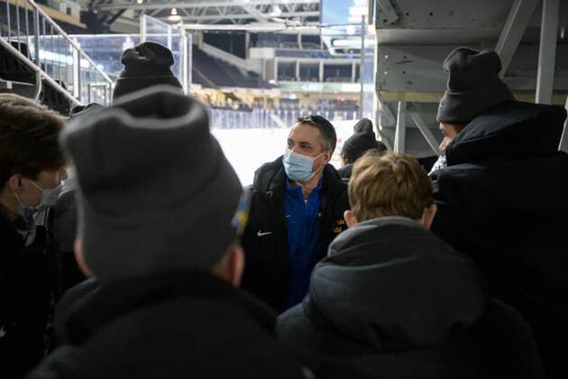 211229 Head coach Tomas MontÃ n of Sweden talks to players after the 2022 IIHF World Junior Championship was cancelled due to the coronavirus pandemic on December 29, 2021 in Red Deer Photo Joel Marklund BILDBYRAN kod JM JM0253 bbeng ishockey ice hockey jvm junior vm u20 2022 iihf world junior championship world juniors sverige sweden covid 19,  Copyright: JOELxMARKLUND BB211229JM058