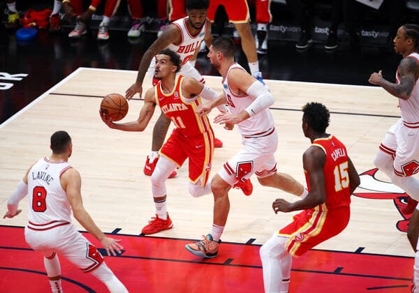 CHICAGO, IL - DECEMBER 29: Atlanta Hawks Guard Trae Young (11) drives to the basket during a NBA, Basketball Herren, USA game between the Atlanta Hawks and the Chicago Bulls on December 29, 2021 at the United Center in Chicago, IL. (Photo by Melissa Tamez Icon Sportswire) NBA: DEC 29 Hawks at Bulls Icon2112290404