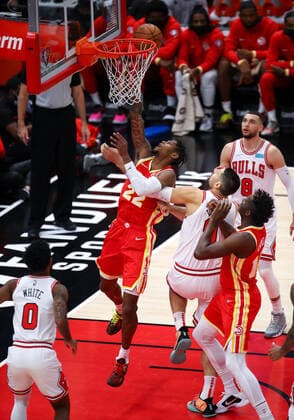 CHICAGO, IL - DECEMBER 29: Atlanta Hawks Forward Cam Reddish (22) drives to the basket for a layup during a NBA, Basketball Herren, USA game between the Atlanta Hawks and the Chicago Bulls on December 29, 2021 at the United Center in Chicago, IL. (Photo by Melissa Tamez Icon Sportswire) NBA: DEC 29 Hawks at Bulls Icon2112290505